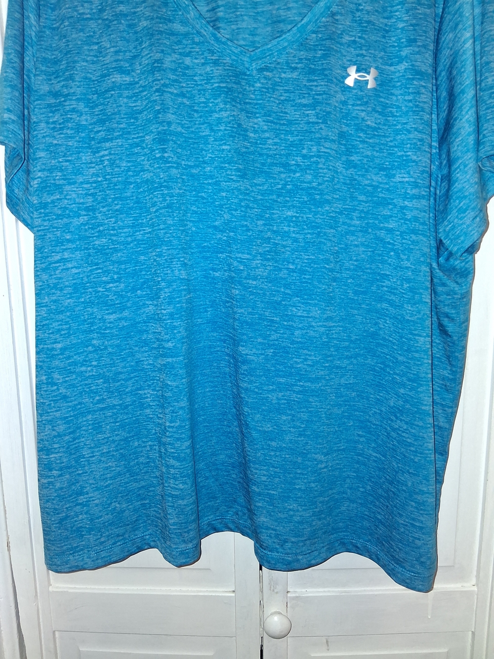 Under Armour Women’s Blue V-Neck Loose Fit Heatgear Performance Shirt - Picture 2 of 10